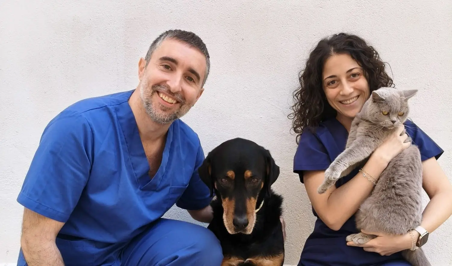 Xavi i Carme, l'equip fix de Lovet, amb un gos i un gat a la clínica
